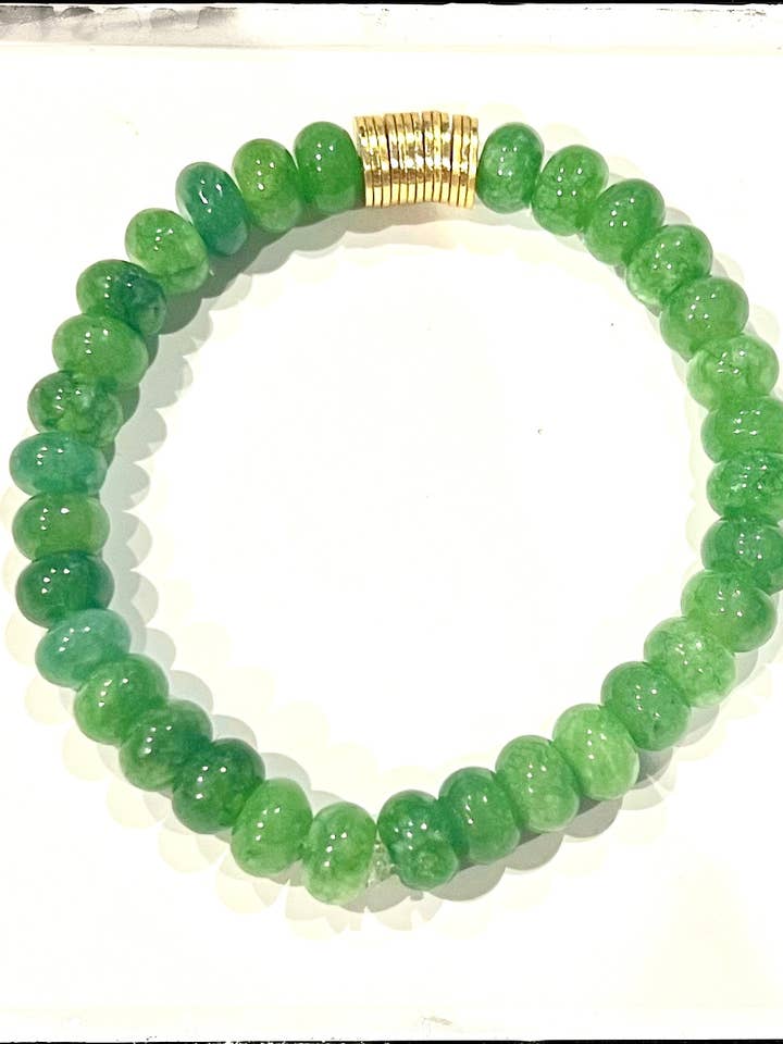 Edelstein-Perlen-Stretcharmband Kelly-Grün Gefärbter Jade Messing für den Großhandel von GentrybyJenna