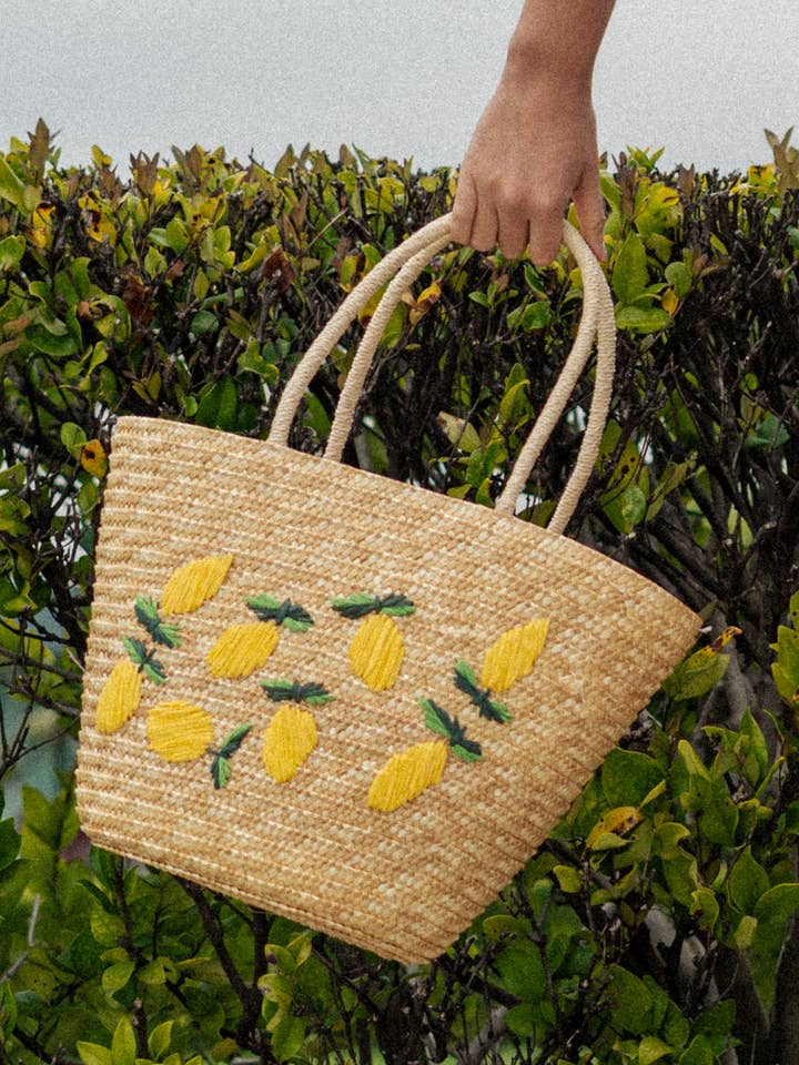 Tote de plage en paille brodée Tropical Lemon pour la vente par Urban Daizy