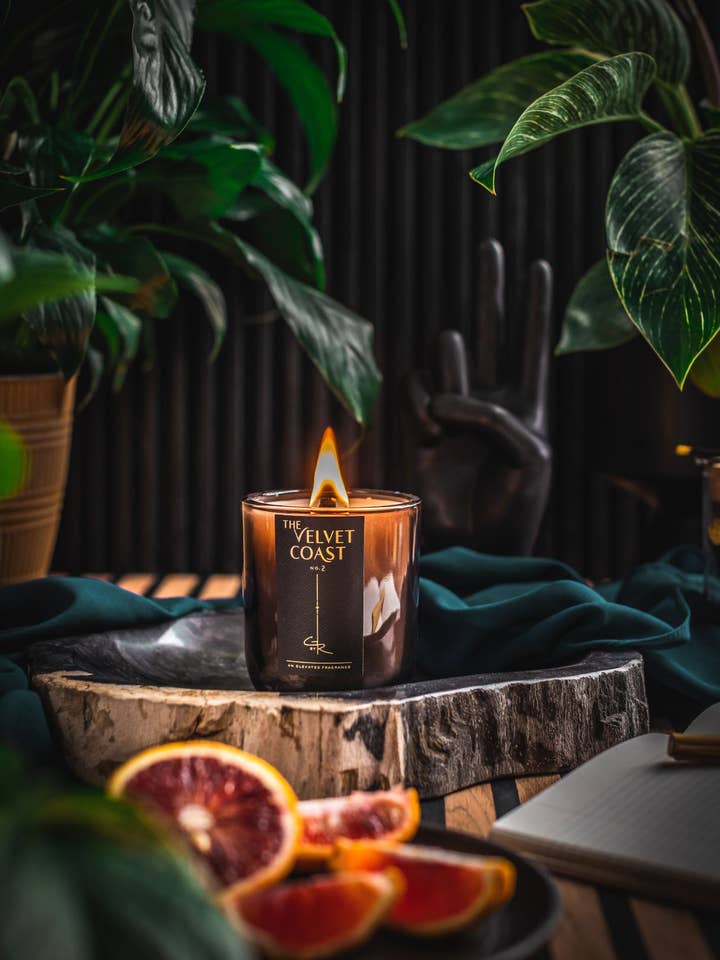 The Velvet Coast - Bougie de luxe entièrement naturelle pour la vente par Good Roots | Luxury Candles