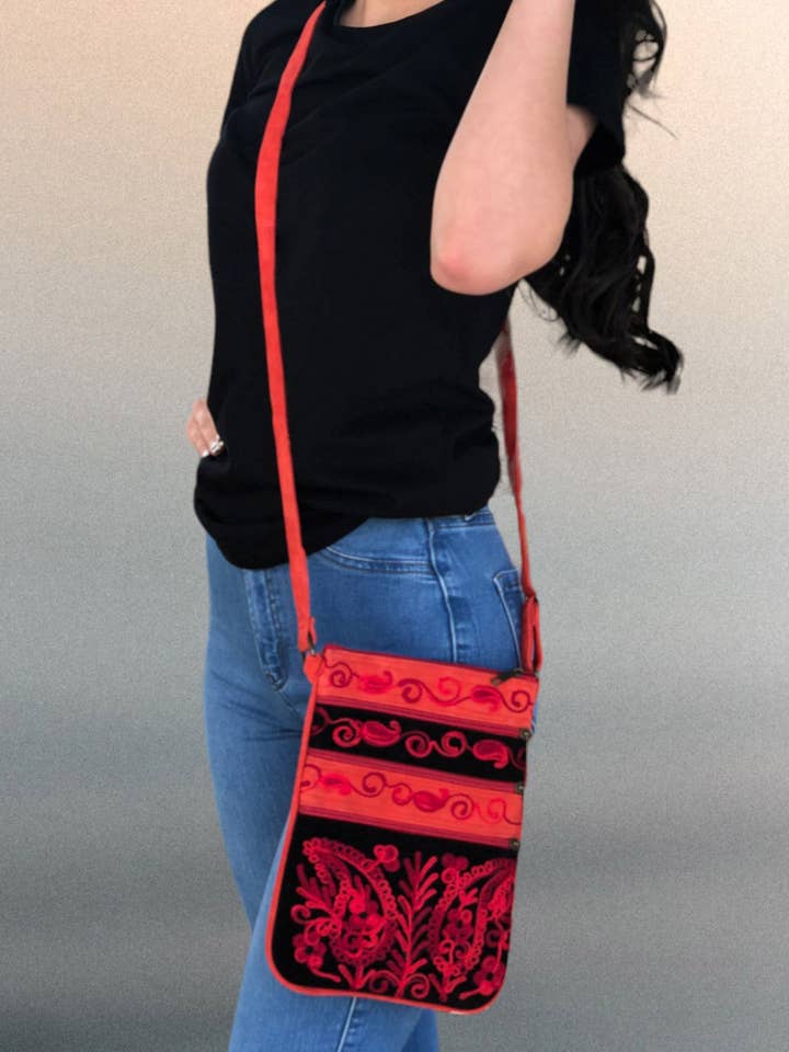 Bolso bandolera de gamuza bordado en negro y rojo para venta al por mayor de Rayz Intl