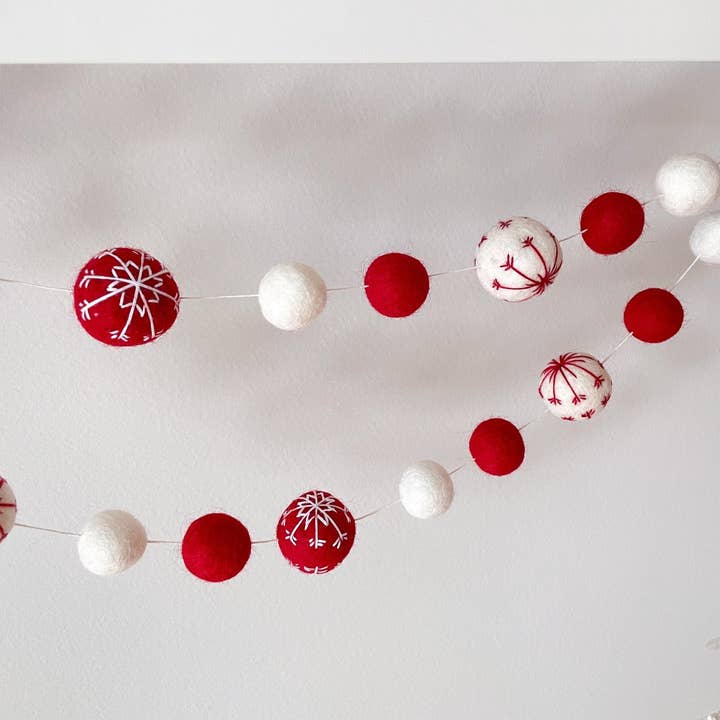 AKUKU - Wholesale Bunting/Garland - Red and White Snowflake - Holiday felt pom pom garland1