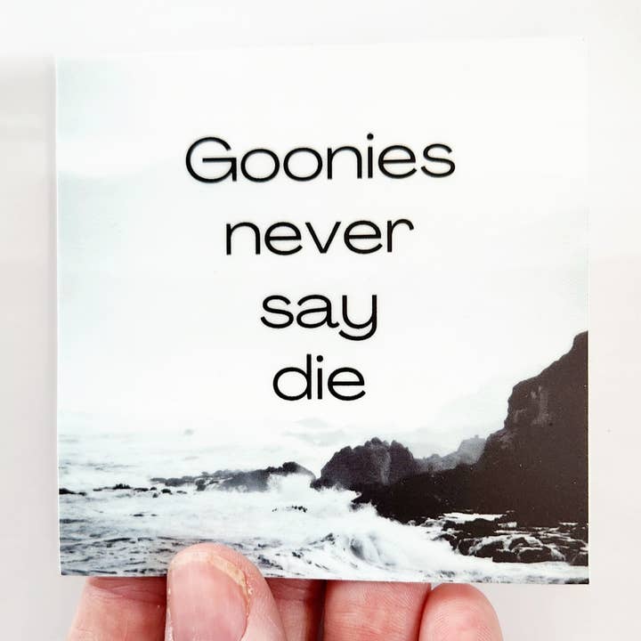 Adesivo Goonies Never Say Die, 7,6 x 7,6 cm per la vendita all'ingrosso da parte di Hannah Guthrie Designs