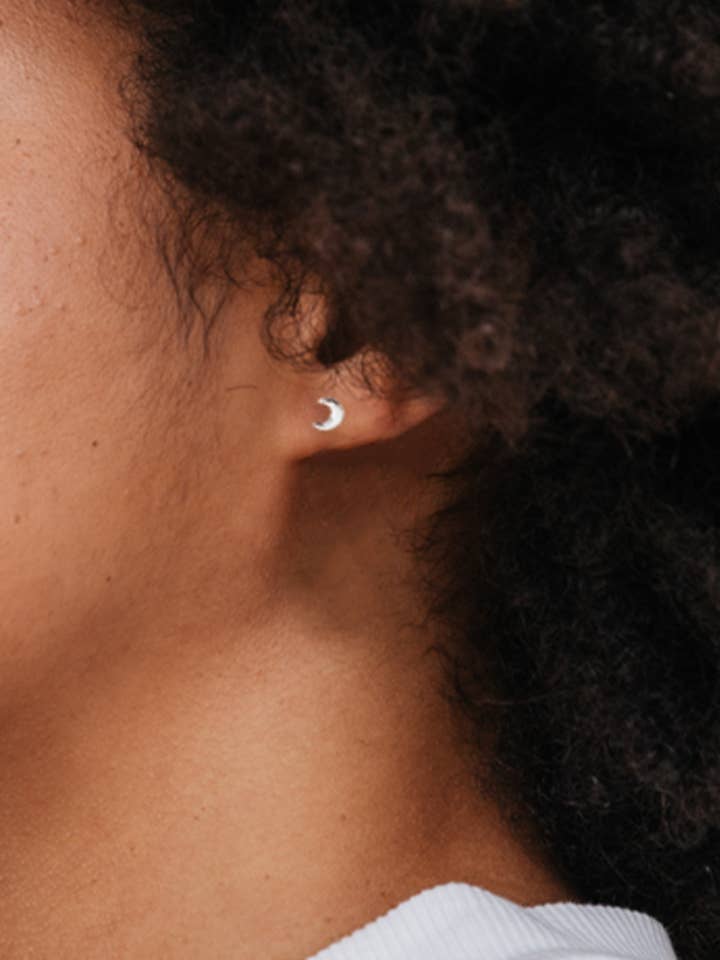 Crescent Moon Oorknopjes voor wholesale door Nina Berenato Jewelry