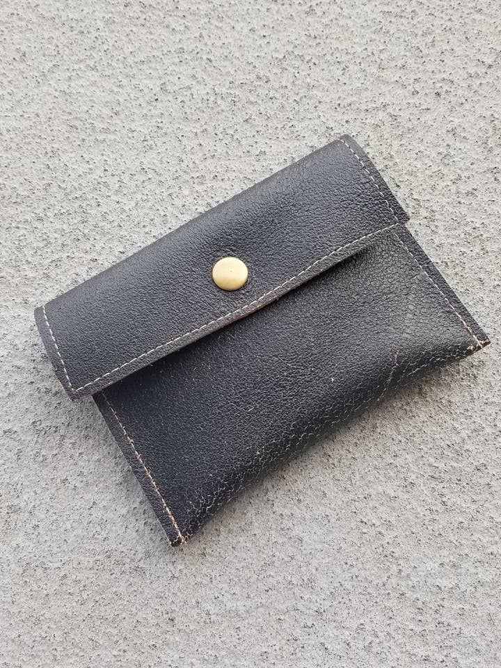 Porte-cartes de visite/crédit en cuir marron détruit pour la vente par Shift Clothier, Inc.