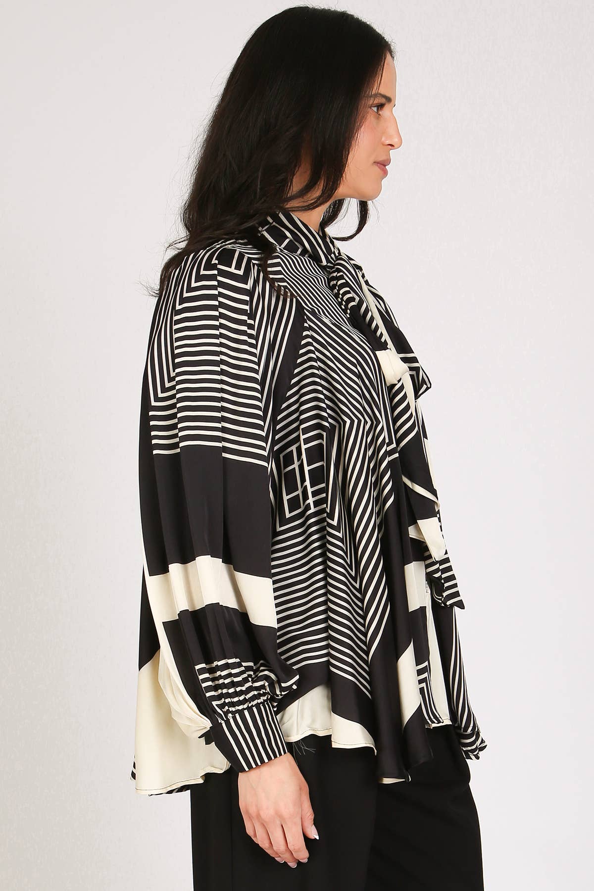 Preto Blusa de Cetim com Laço de Contraste Geométrico KC2357 para venda a revendedores na Faire4