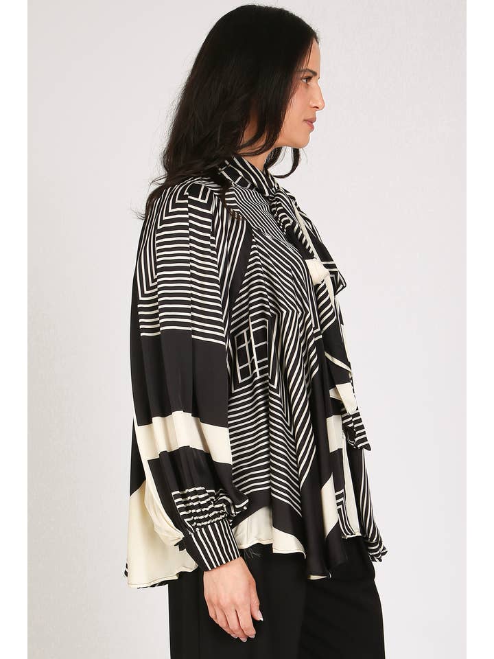 Preto Blusa de Cetim com Laço de Contraste Geométrico KC2357 para venda a revendedores na Faire4