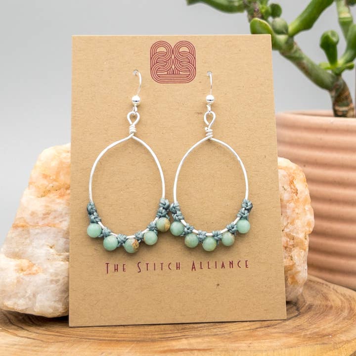 Orecchini a cerchio Aqua Terra Jasper in argento Sterling e macramè per la vendita all'ingrosso da parte di The Stitch Alliance