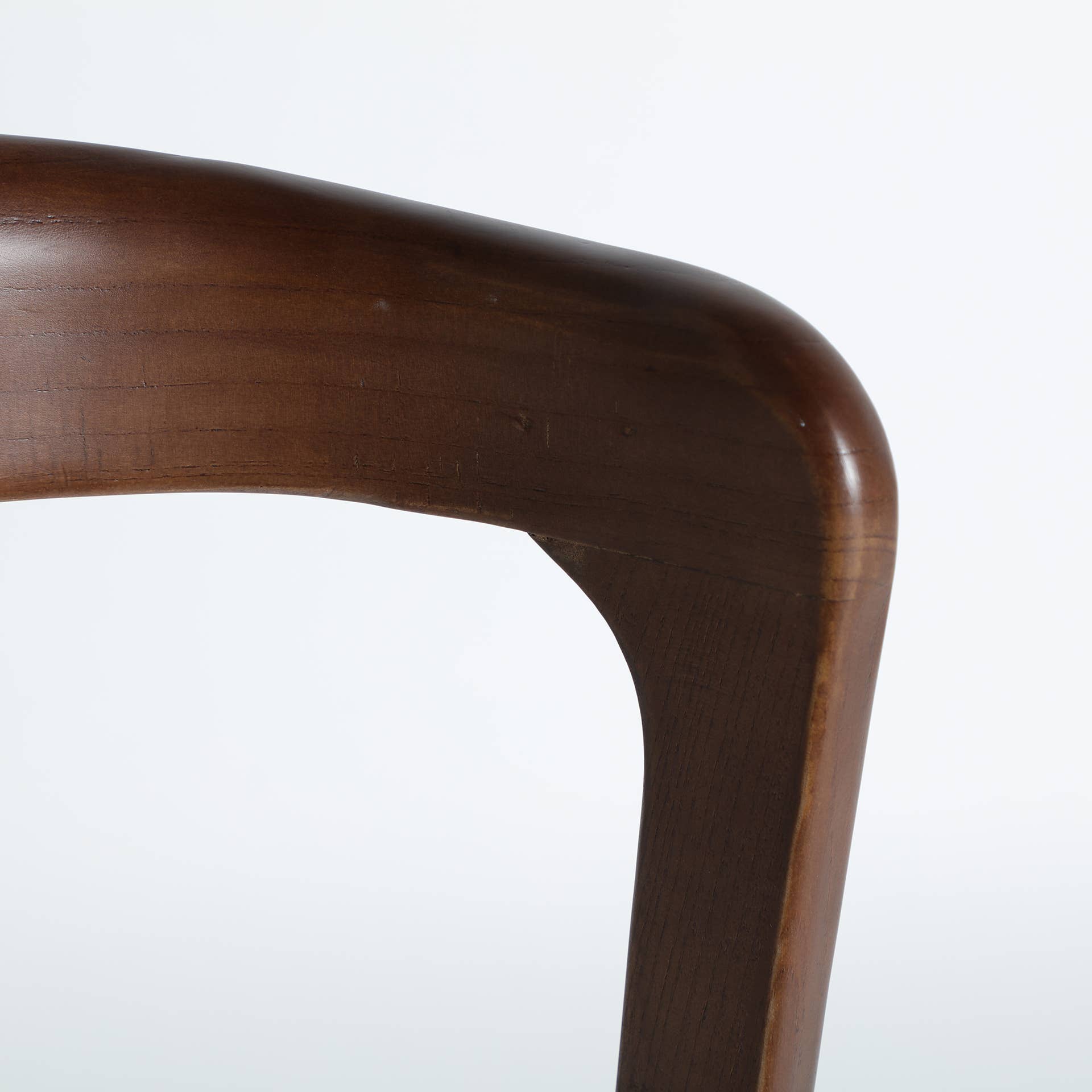 Kodu - Wholesale Chair - Elm wood chair in matte brown color, measuring 51x59x79cm2