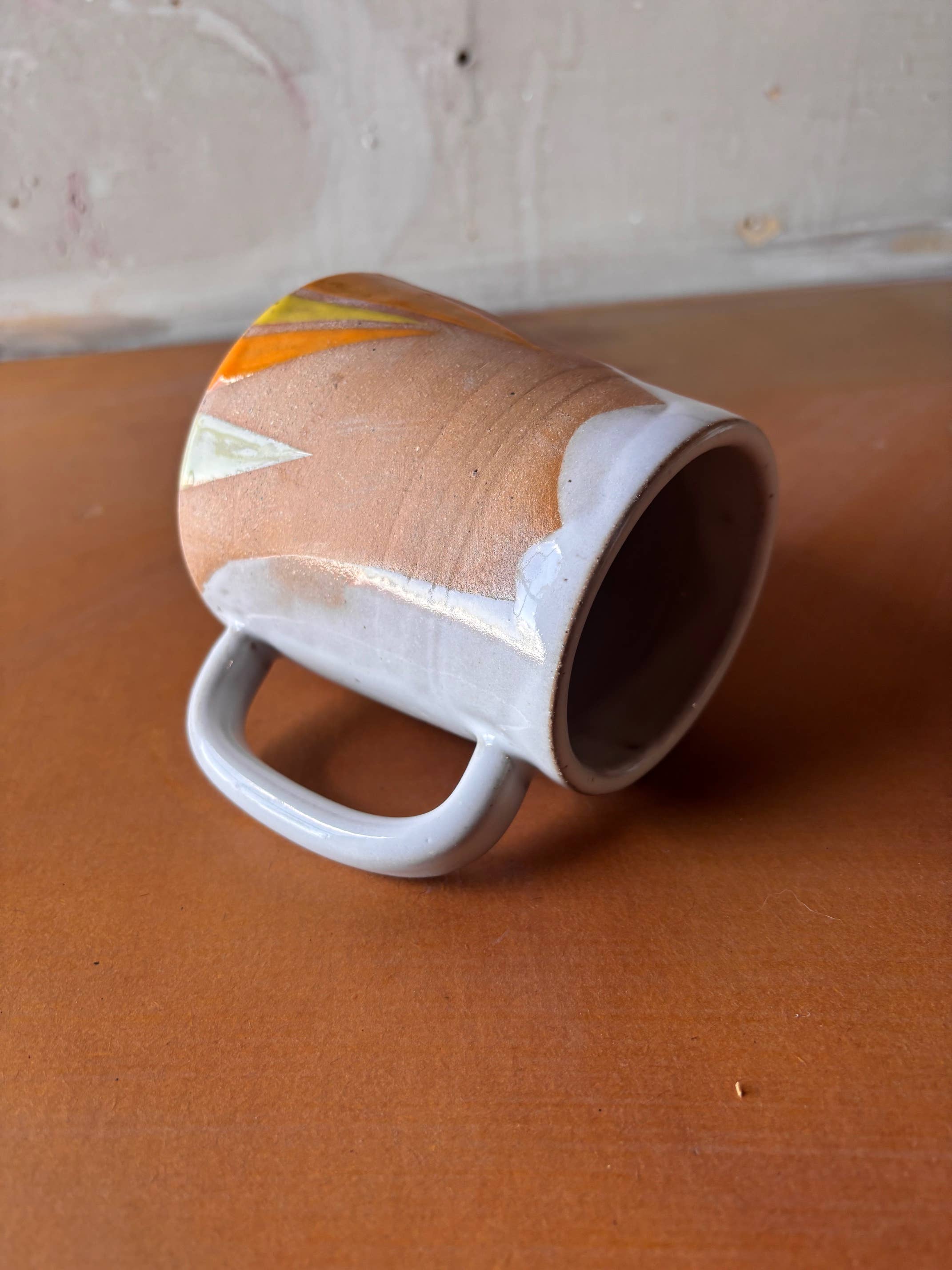 ROB Ceramics – wholesale Kaffekoppar – Handgjord keramikmugg med geometriskt triangelmotiv6