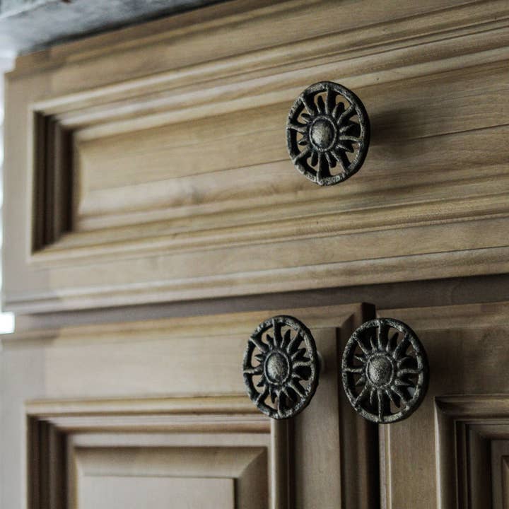 Zeckos - Wholesale Knob/Pull - Set of 6 Antique Gold Sun Cast Iron Drawer Pulls