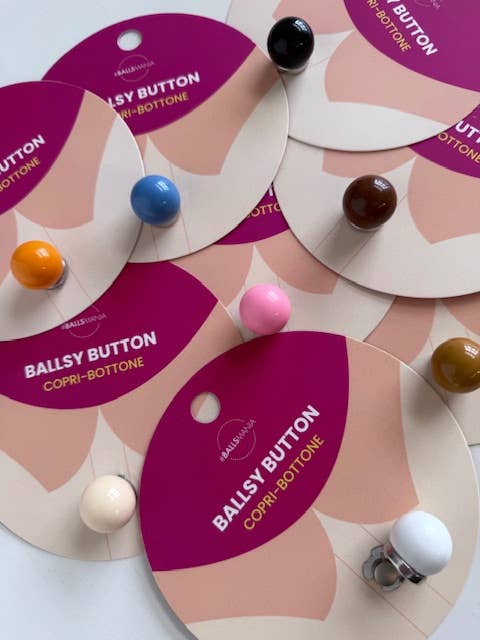 Mirta Accessori Moda – Engroshandel Broche – Ballsy Button – Ikonisk Knapdæksel7