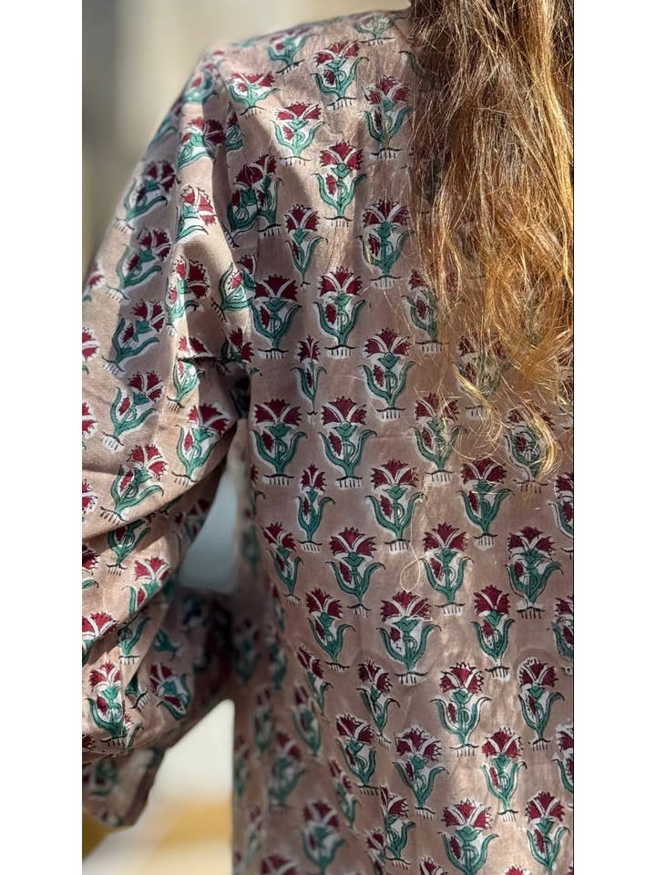 MALINI FASHION DESIGN PRIVATE LIMITED - Wholesale Button Down Shirt - Women's - Camicia Donna in Cotone Indiano Block Print – Beige con Fantasia Floreale, Maniche 3/4, Colletto a V, Bottoni in Legno8