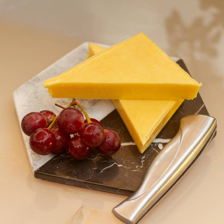 Novica Plateau à fromage en marbre fait main Opposites Attract pour la vente par NOVICA