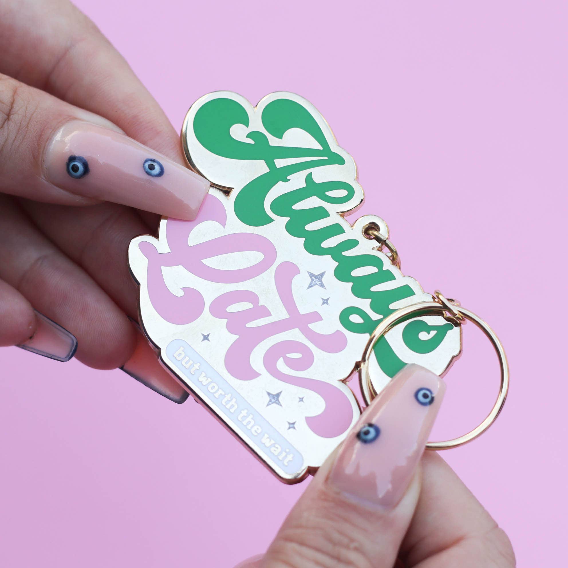 Studio Inktvis - Wholesale Sleutelhanger - Uniseks - Sleutelhanger Always Late maar de moeite waard om op te wachten5