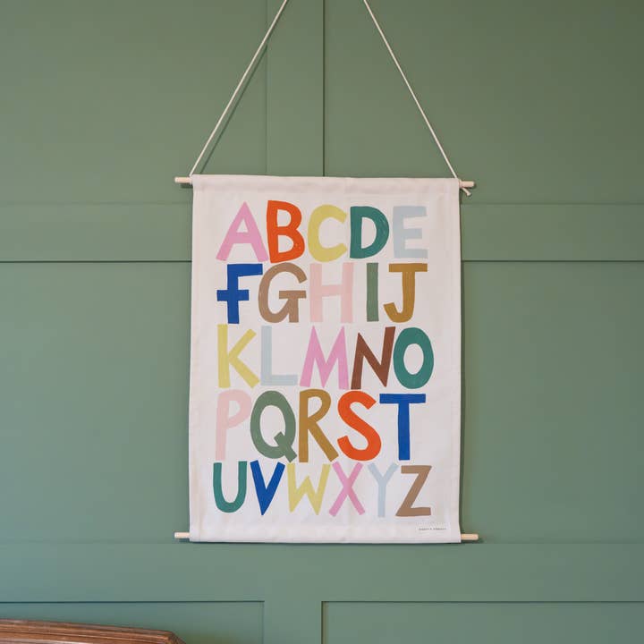 Bannière en tissu imprimé alphabet arc-en-ciel pour la vente par Knotty Knotty