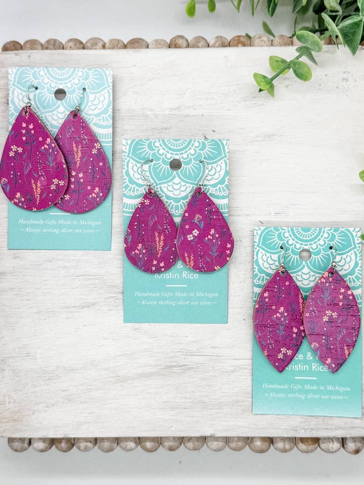 Boucles d'oreilles en liège avec fleurs sauvages violettes faites à la main pour la vente par Fleece & Fancy
