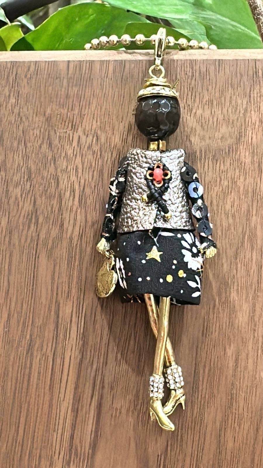 Pretty Persuasions – Großhandel Kette mit Anhänger/Charm – N23188G Halskette mit Steinverzierung, französische Puppe, Edelstahl5