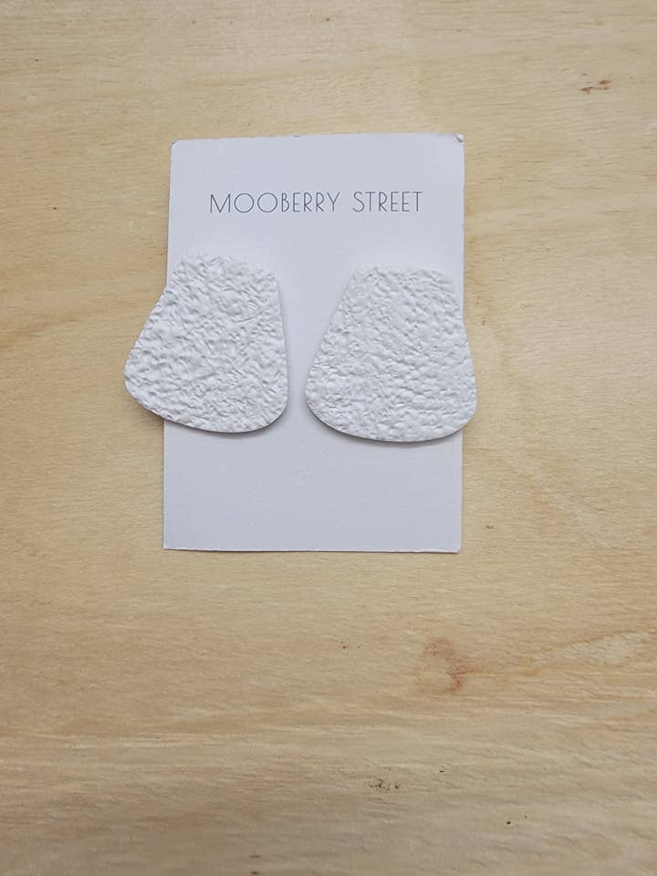 Clay Statement-Ohrringe 'Cub' für den Großhandel von Mooberry Street