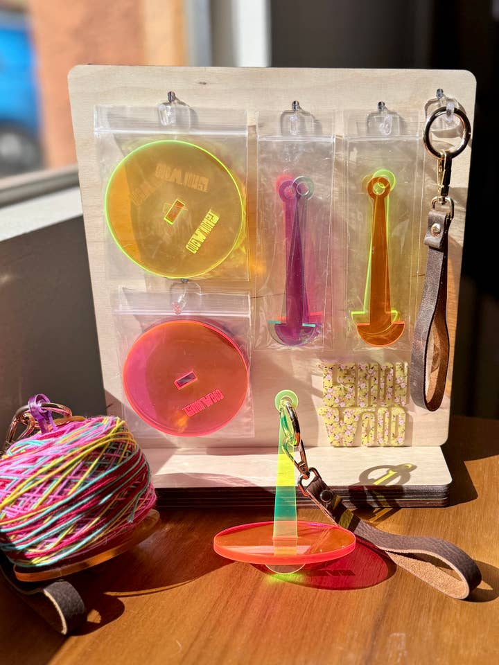 Color Bloc akryl mini-minders och display för wholesale av Lemonwood