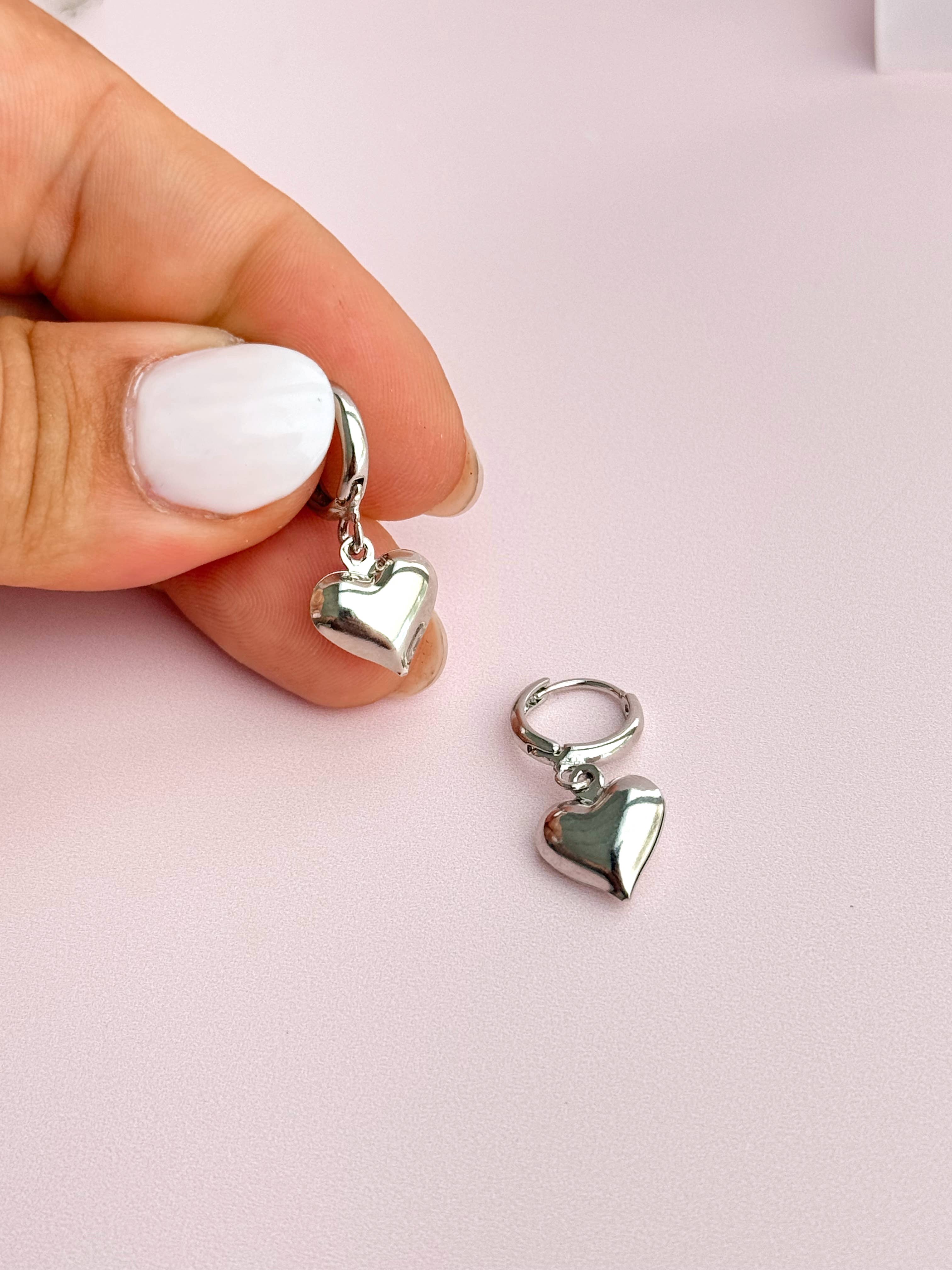 Golden Hour Designs - Vendita all'ingrosso Orecchini a cerchietto - Orecchini Huggie vintage a forma di cuore, per San Valentino, carini e alla moda7