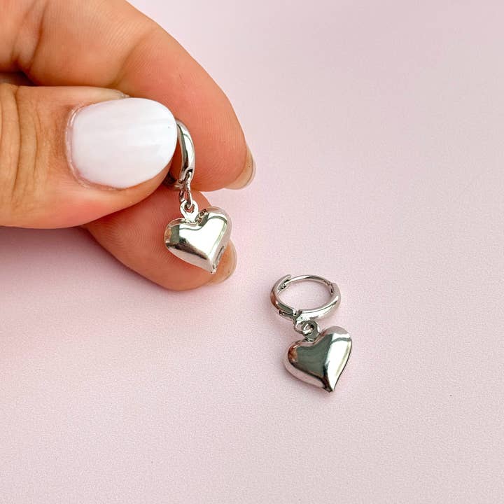 Golden Hour Designs – Großhandel Huggie-Ohrring – Huggie-Ohrringe im Vintage-Stil mit Herzmotiv — Valentinstag, niedlich, trendig7