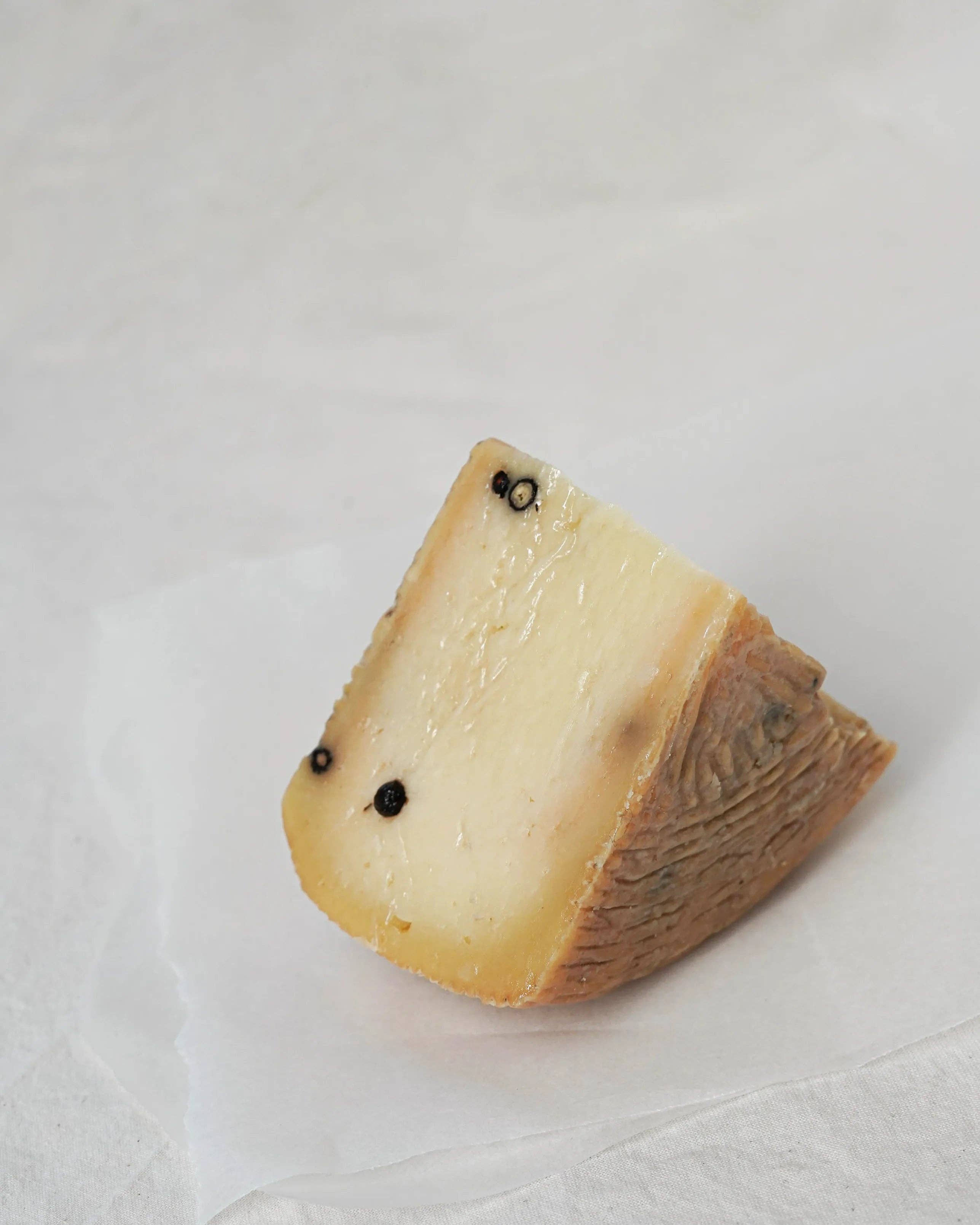 OLIO DI SERRA - Vente Fromages - Pecorino al tartufo (1%) - Pecorino à la truffe d'été (1%) au lait de brebis du Gargano (2,5kg)2