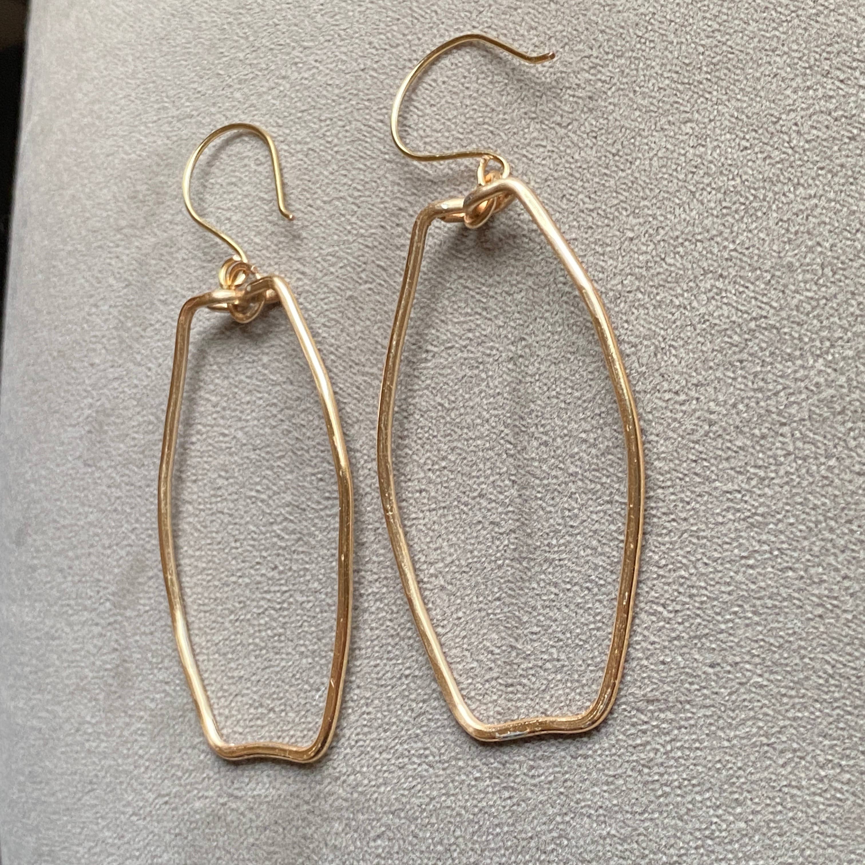 Marble Designs Jewelry - Vente Boucles d'oreilles pendantes - Créoles dorées martelées en forme de goutte rectangulaire5