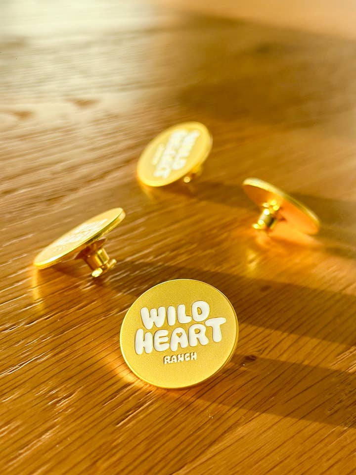 Wild Heart Ranch gylden emaljepin for engroshandel hos Wild Heart Ranch