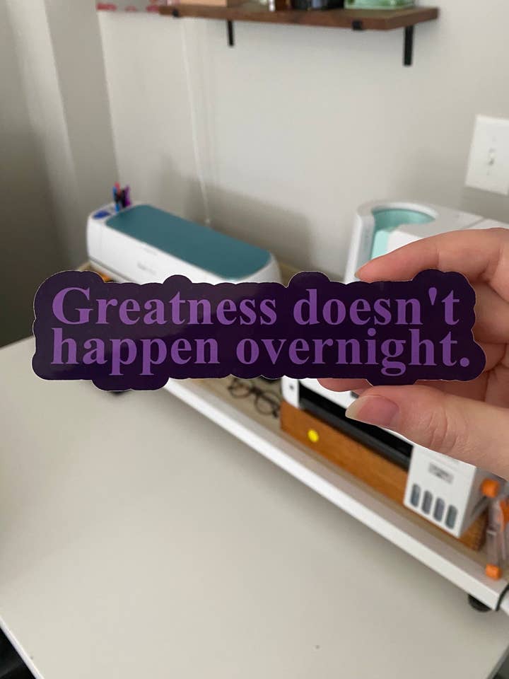 Grootheid gebeurt niet van de ene op de andere dag op vinyl voor wholesale door LilacGhostie Creations