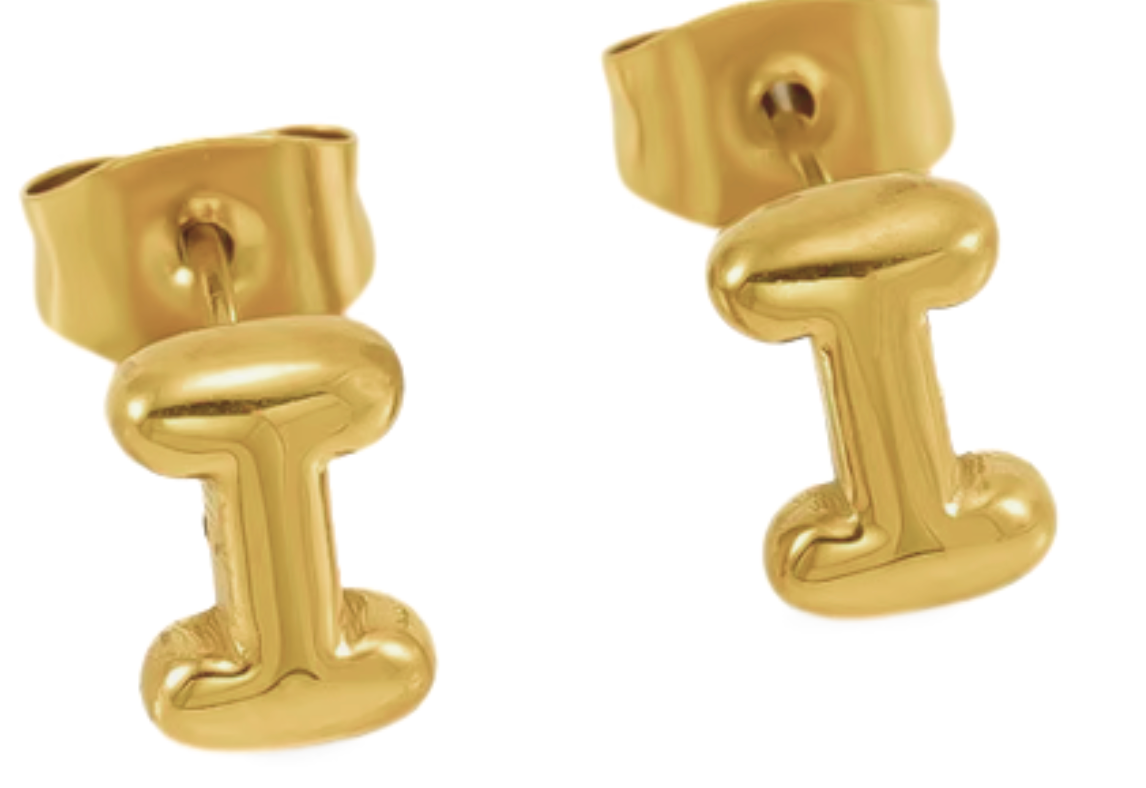 Gult guld HoopLa boblebogstav mini ørestikker i stål med 18K guld for engroshandel på Faire10