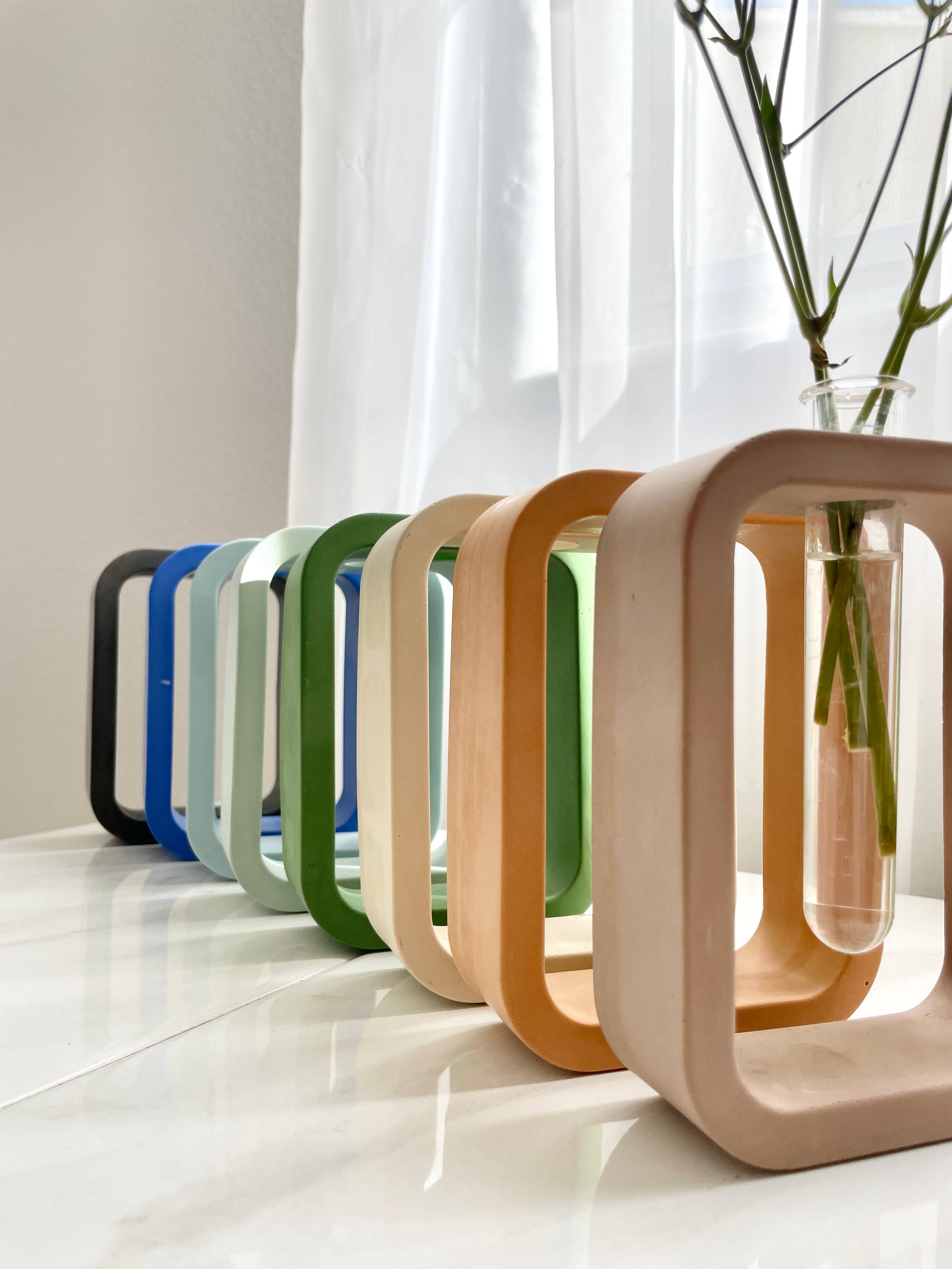 Need it Right MEOW – Großhandel Vasen – Betonständer mit Glas-Propagationsröhrchen und Vase [bunt]1