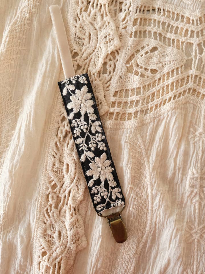 Handgemaakte Fopspeenkoord/ Fopspeenclip BLOOM DARK voor wholesale door La N'atelier