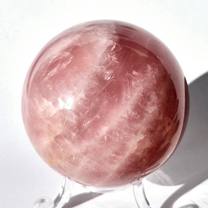 Kristall-Edelsteinkugel Rosenquarz 60 mm für den Großhandel von Moonlight Gemstones