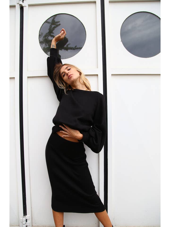 Negro A4061 FITTED BLACK WOOL MIDI SKIRT for wholesale on Faire2