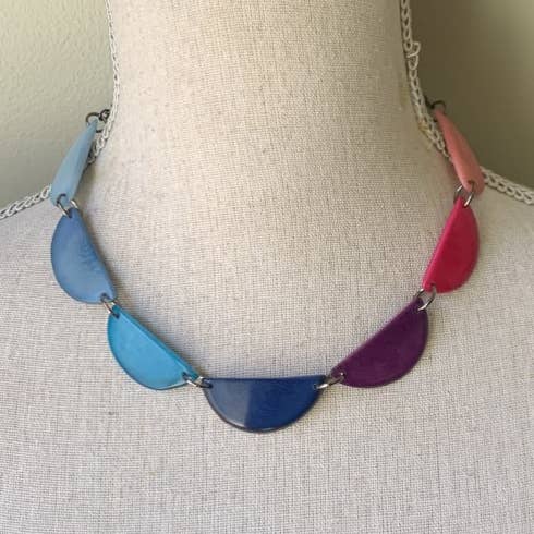 Veronica Riley Martens - Vente Colliers plastrons - Collier Tagua en forme de croissant ombré, 7 pièces6