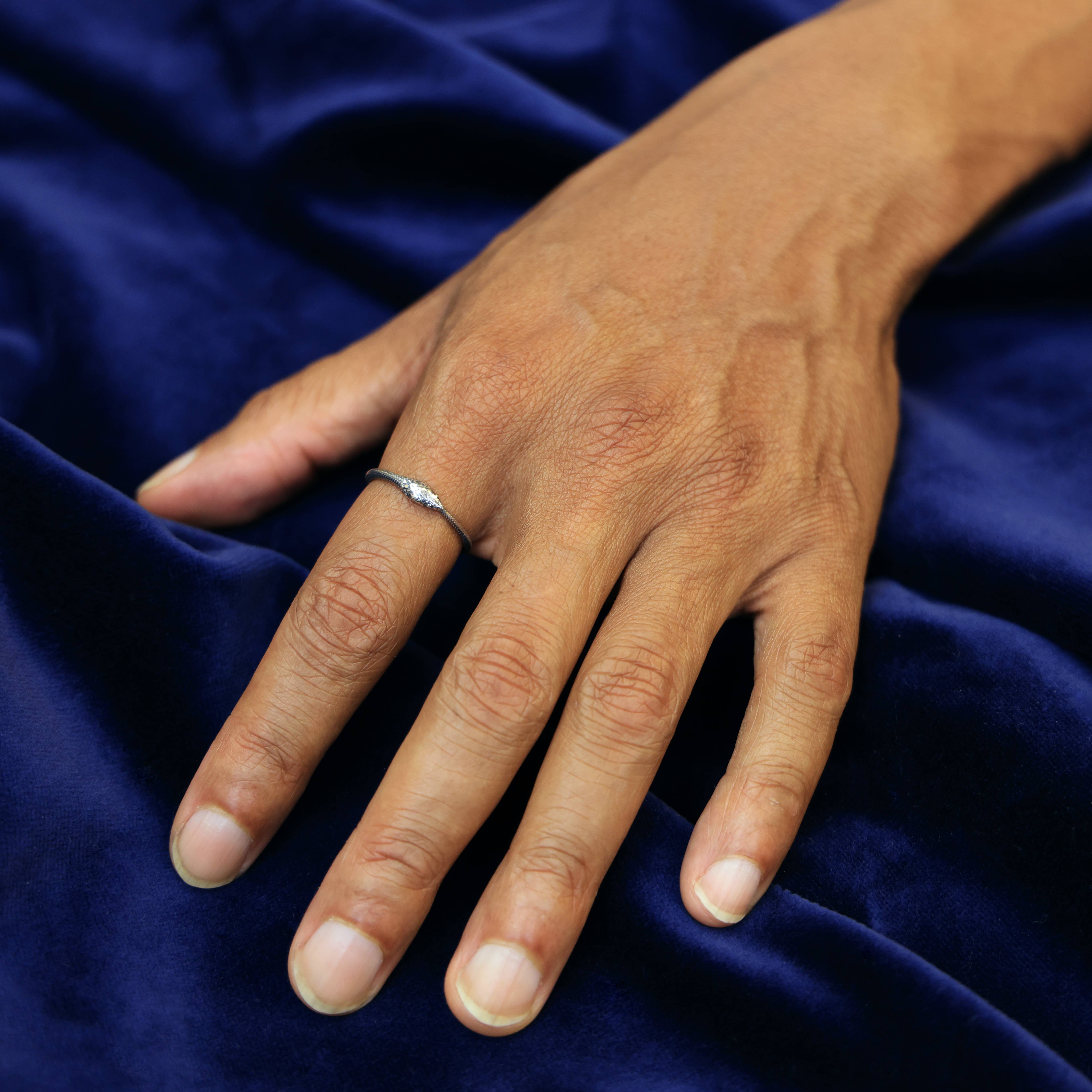 Nina Designs - Venta al por mayor Anillo de banda/apilable - Anillo de serpiente ouroboros en plata de ley o bronce3