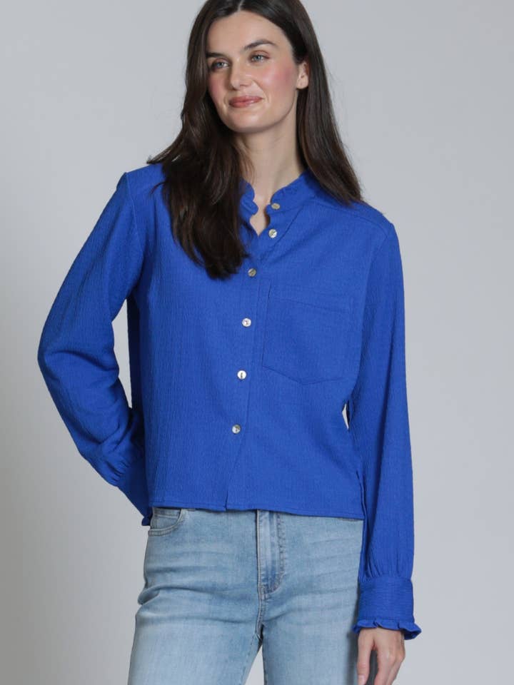 Karierte Bluse mit Rüschendetail - Strahlendes Blau für den Großhandel von APNY