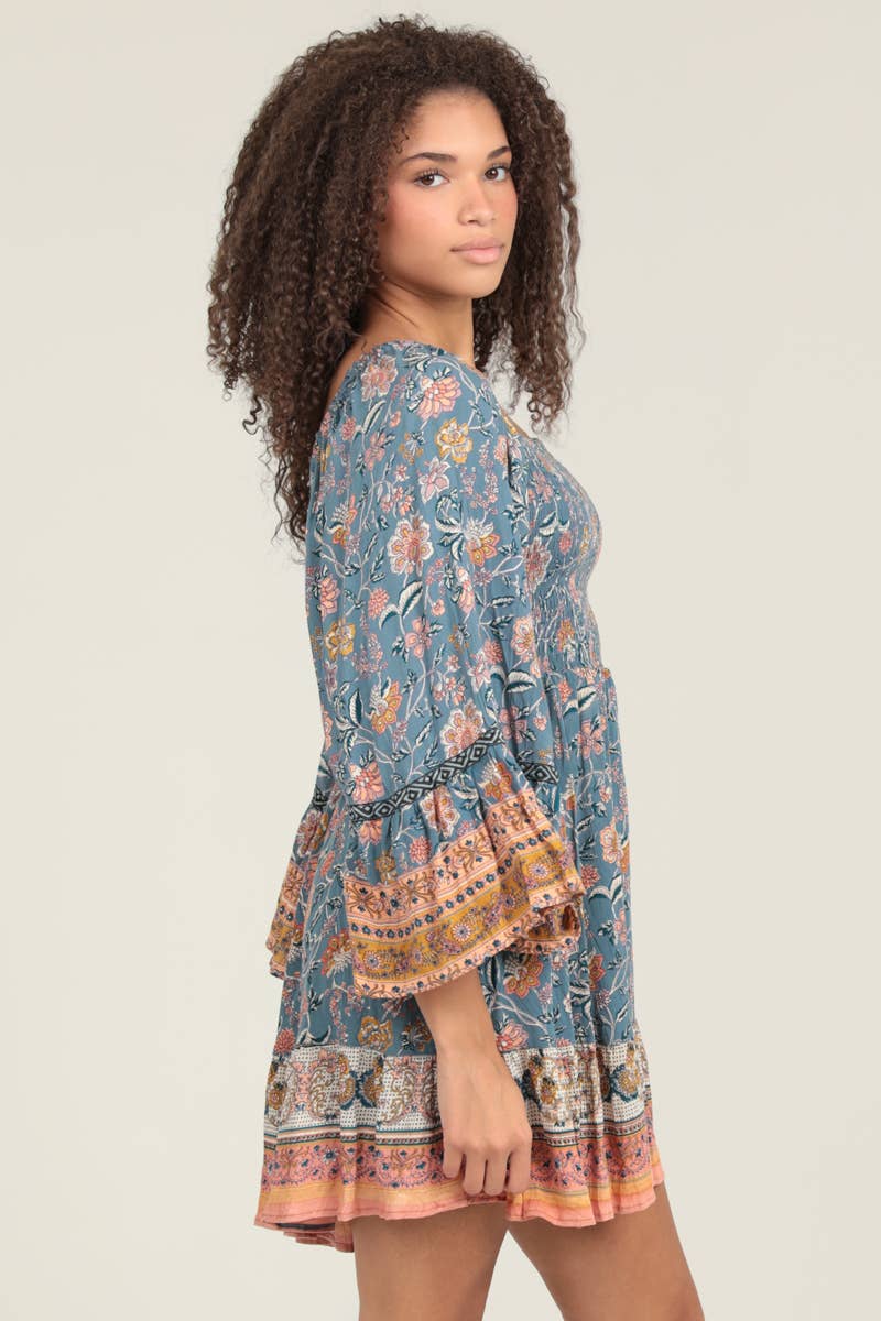 ANGIE – Großhandel Kleid – Damen – C4470-FQ75 KLEID MIT WEITEN GLOCKENÄRMELN UND GESMOKTEM MIEDER2