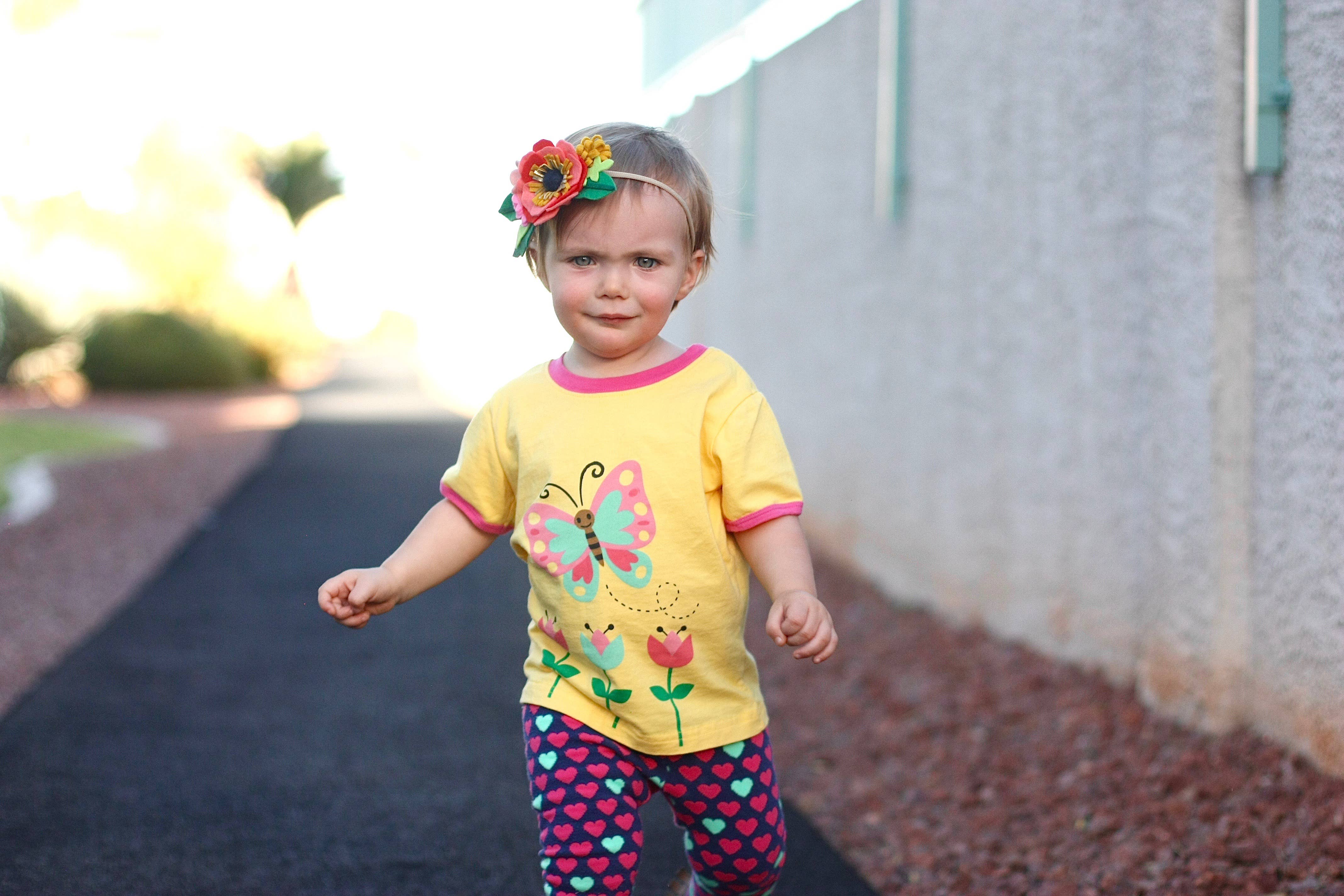 Doodle Pants – Engroshandel T-shirt - Børn – Gul sommerfugl småbørn og børn skjorte5