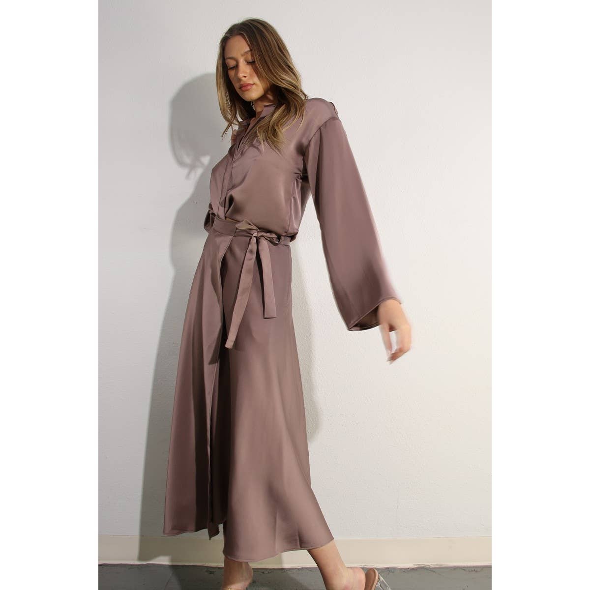 MALVE BRAUN CROP-TOP AUS SATIN MIT WICKELROCK für den Großhandel auf Faire10