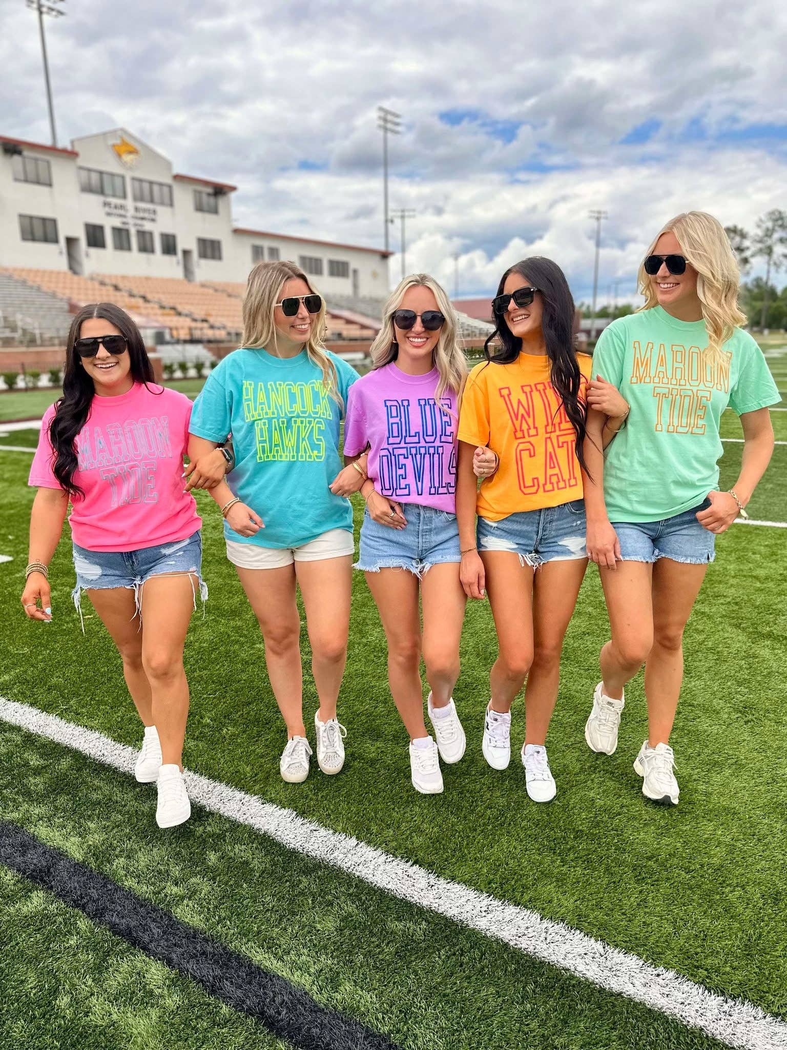 Dash Forward Wholesale – wholesale T-shirts med screentryck – Dam – Anpassad Hollow Varsity Stacked Puff Graphic T-shirt