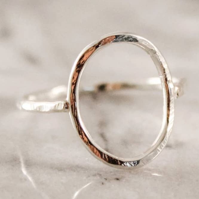 Bague Ovale Géométrique pour la vente par Simply Chic Jewelry