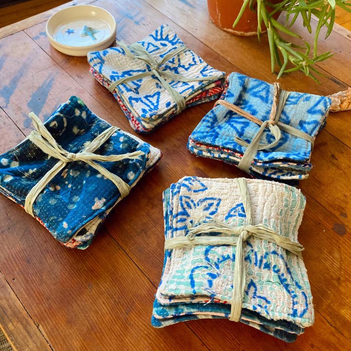 Seeds – Engroshandel Bordskånere – Coasters Hvide og Indigo-farvede gamle bomulds Kanthas1