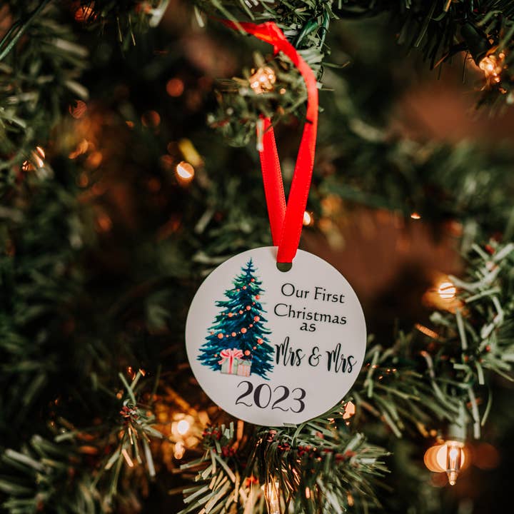Eerste kerst als Mrs and Mrs Lesbian Ornament 2023 voor wholesale door Daisy Lane
