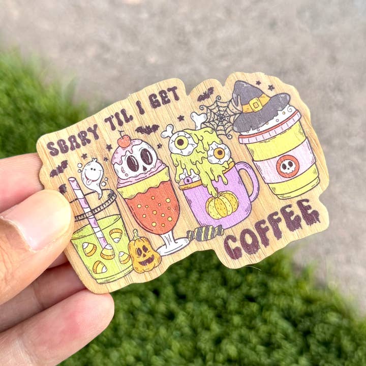 Adesivo in legno di bambù "Spaventoso finché non prendo il caffè", prodotto a Las Vegas per la vendita all'ingrosso da parte di AFK Design Co