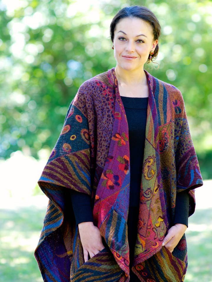 515/Cape Poncho~Prune pour la vente par In Style Scarves