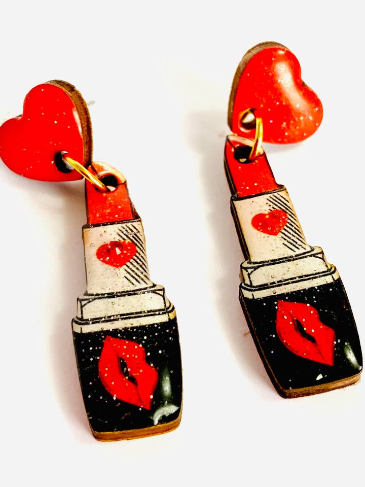 Lippenstift-Ohrringe mit Herzen – Valentinstag-Schmuck für den Großhandel von Rosie Rose Parker
