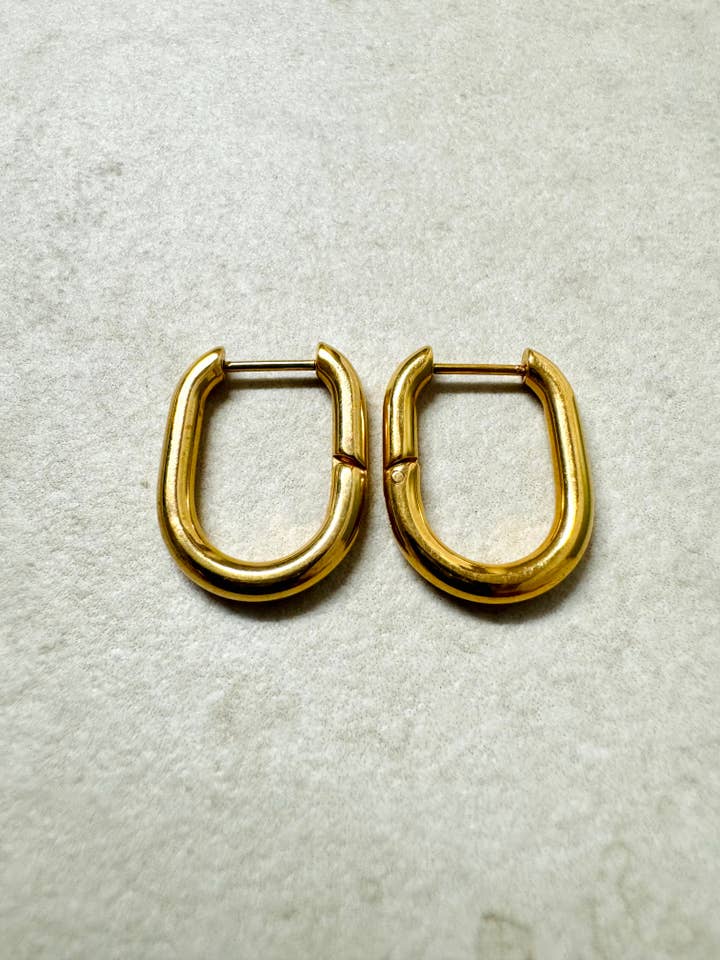 Boucles d'oreilles rectangulaires aux bords arrondis pour la vente par Cassette Barcelona