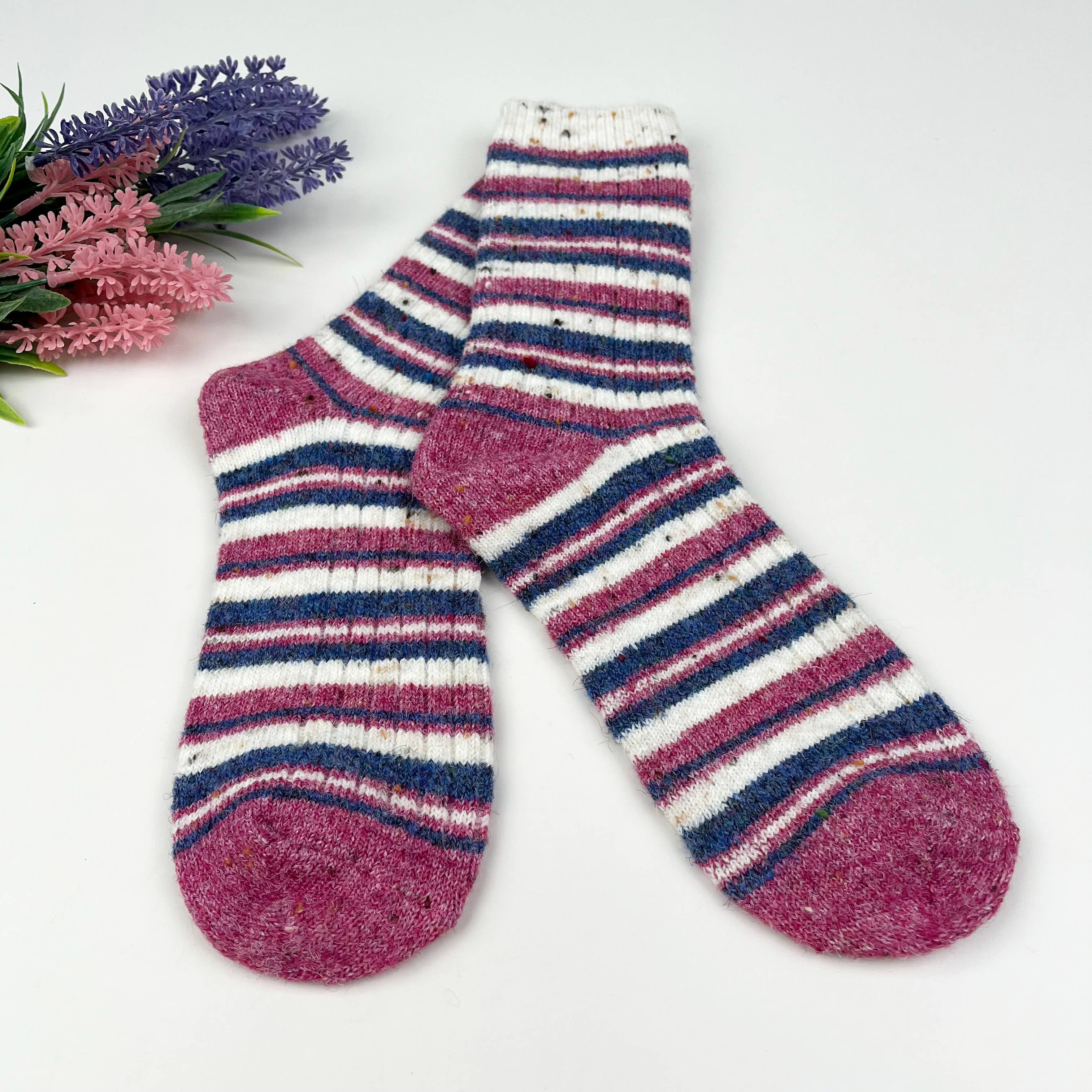 Red Warme, gestreifte Wollsocken in der Wadenmitte für den Großhandel auf Faire6