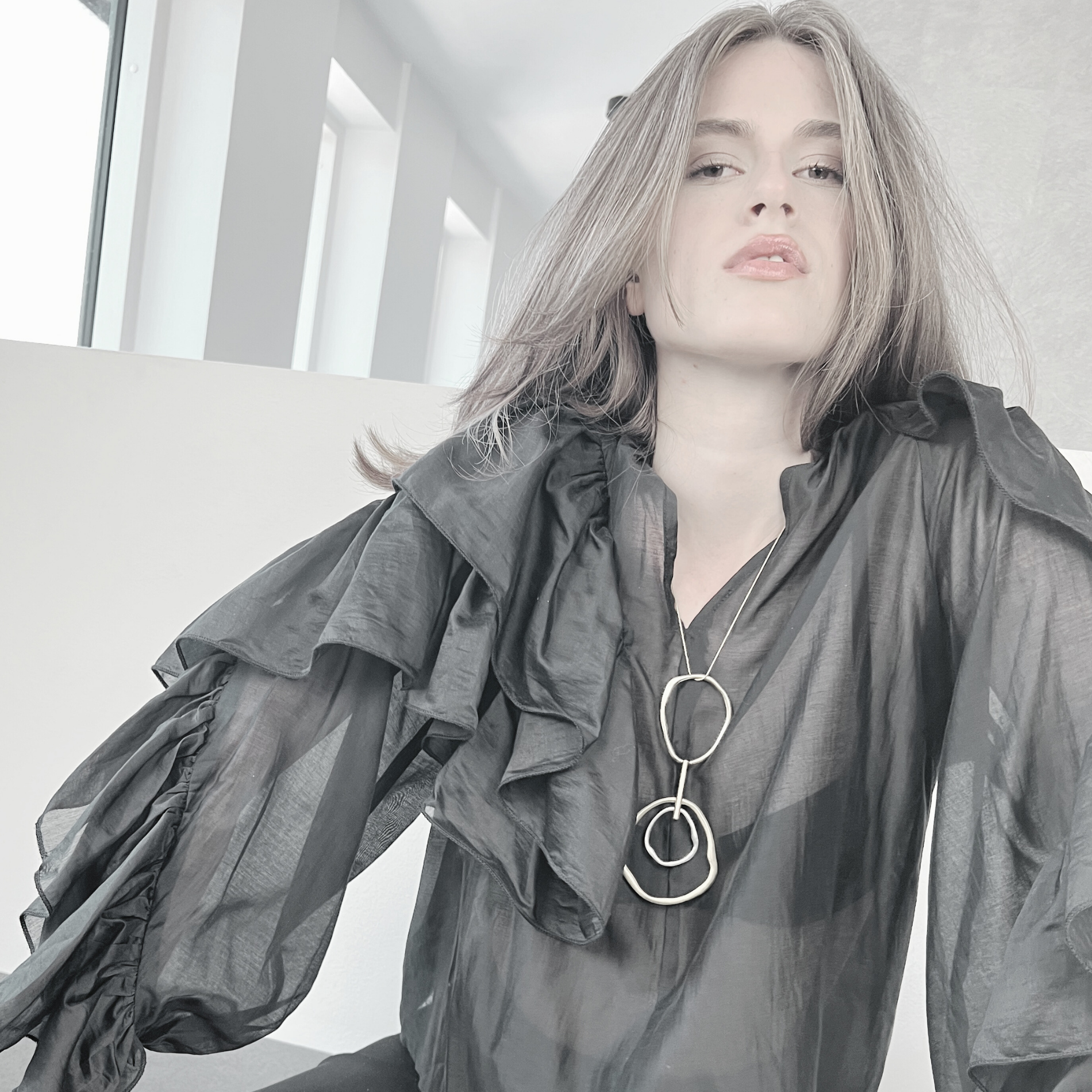 Dansk Copenhagen - Vendita all'ingrosso Collana con ciondolo/pendaglio - Collana Mega Statement regolabile a 2 toni Elysian IN:STORE con placcatura in argento4